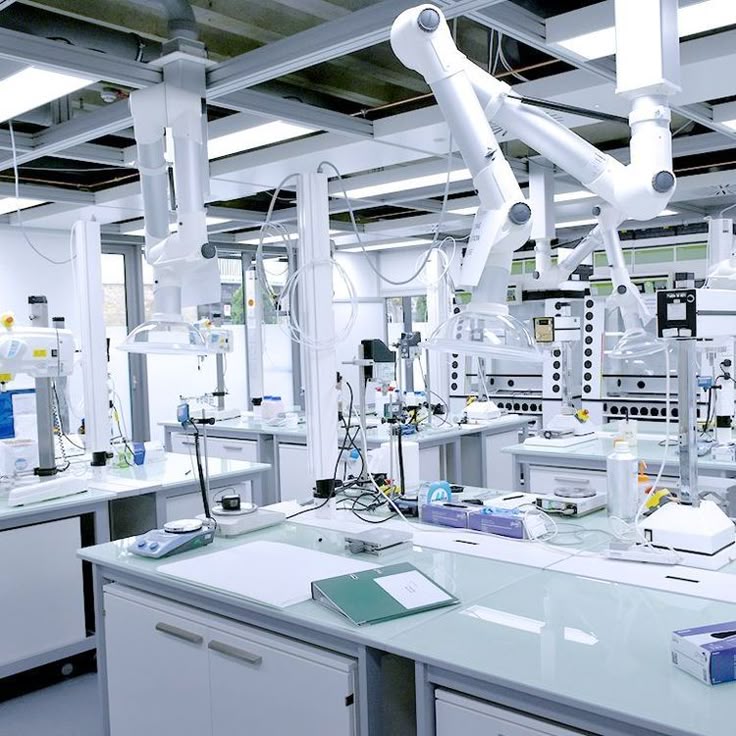 Echipa tehnica LabExpert in laborator
